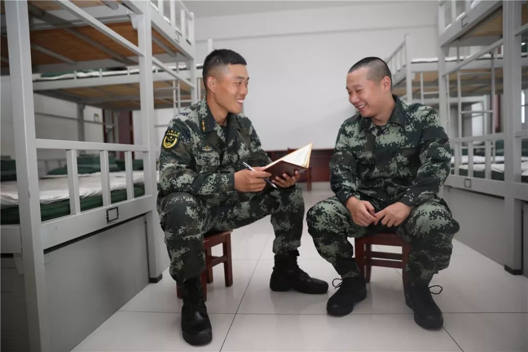 新战友穿着21式军服入营,上等兵在部队的日常生活