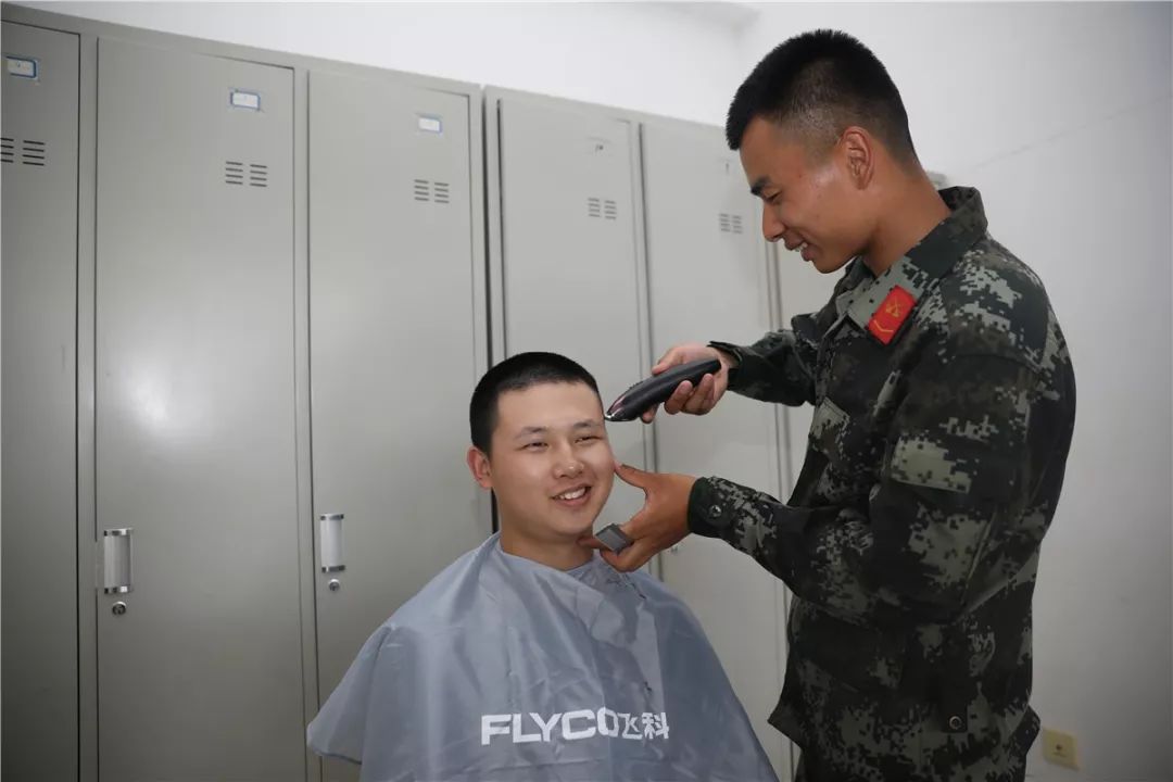 新战友穿着21式军服入营,上等兵在部队的日常生活