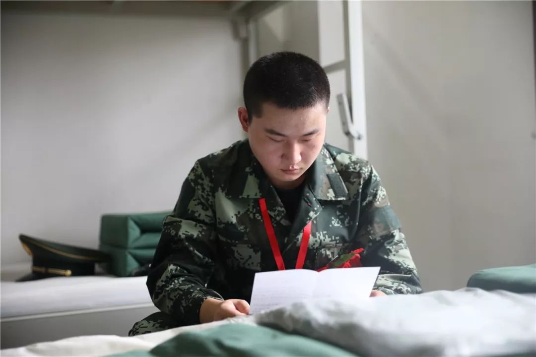 新战友穿着21式军服入营,上等兵在部队的日常生活