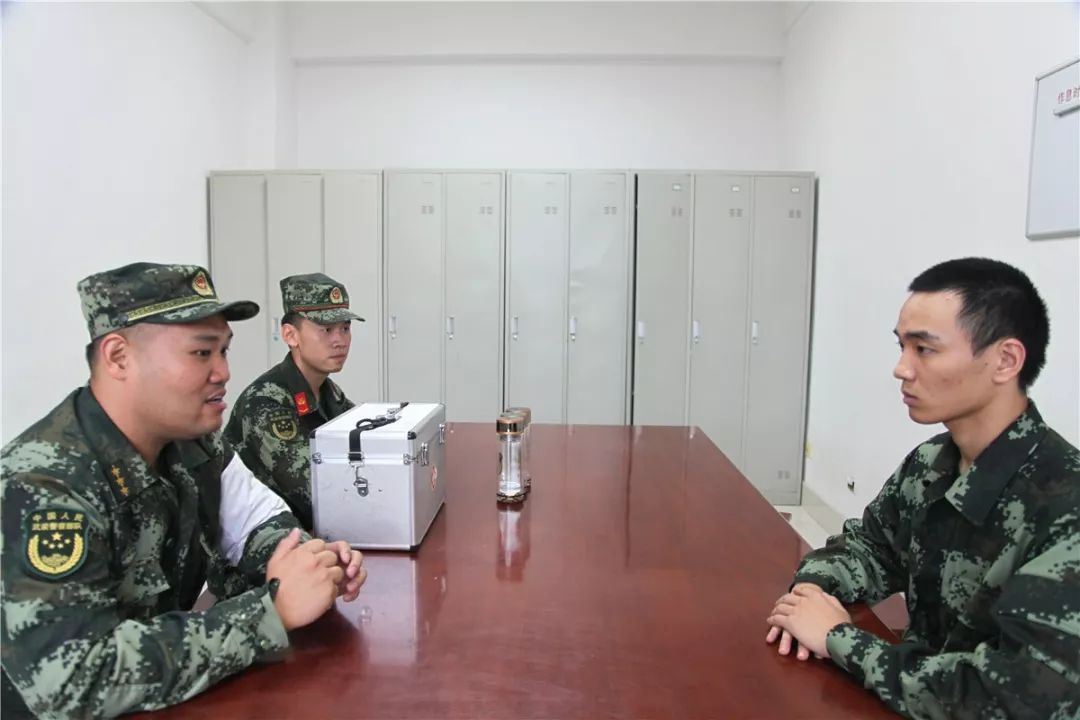 新战友穿着21式军服入营,上等兵在部队的日常生活