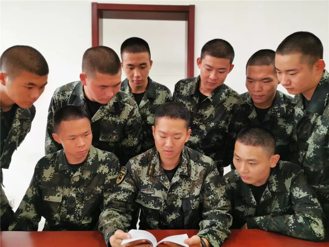 新战友穿着21式军服入营,上等兵在部队的日常生活