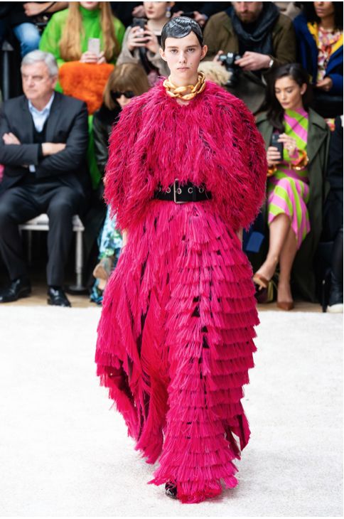 轻盈的羽毛飘落,轻盈柔软的羽毛