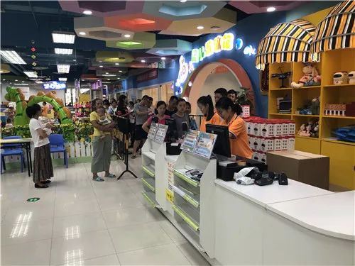 柳南万达这家店遭消费者质疑：集满赞换购为何实际价格比广告说的贵？