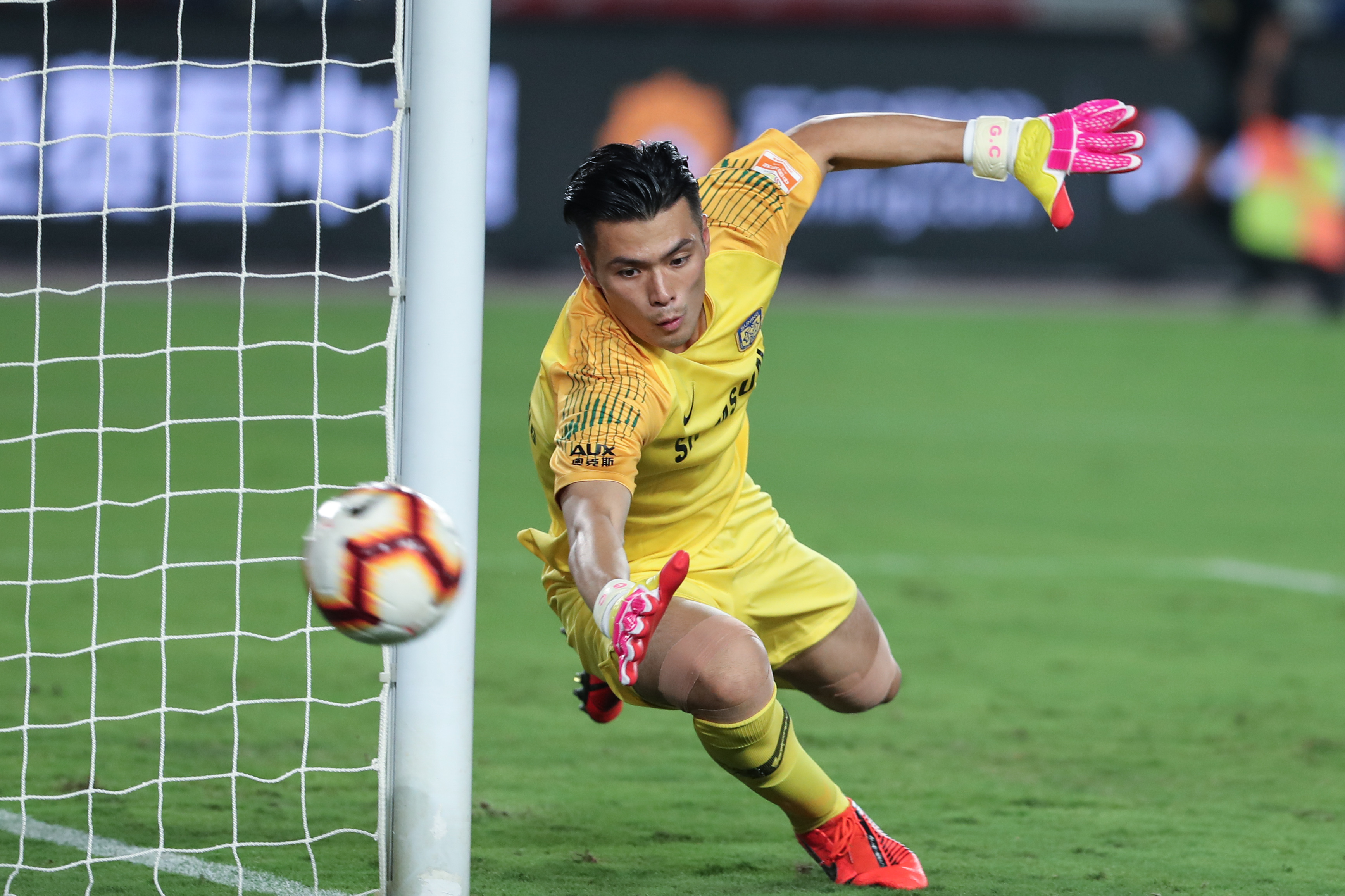 中超联赛苏宁对战鲁能,广州恒大淘宝队对江苏苏宁易购