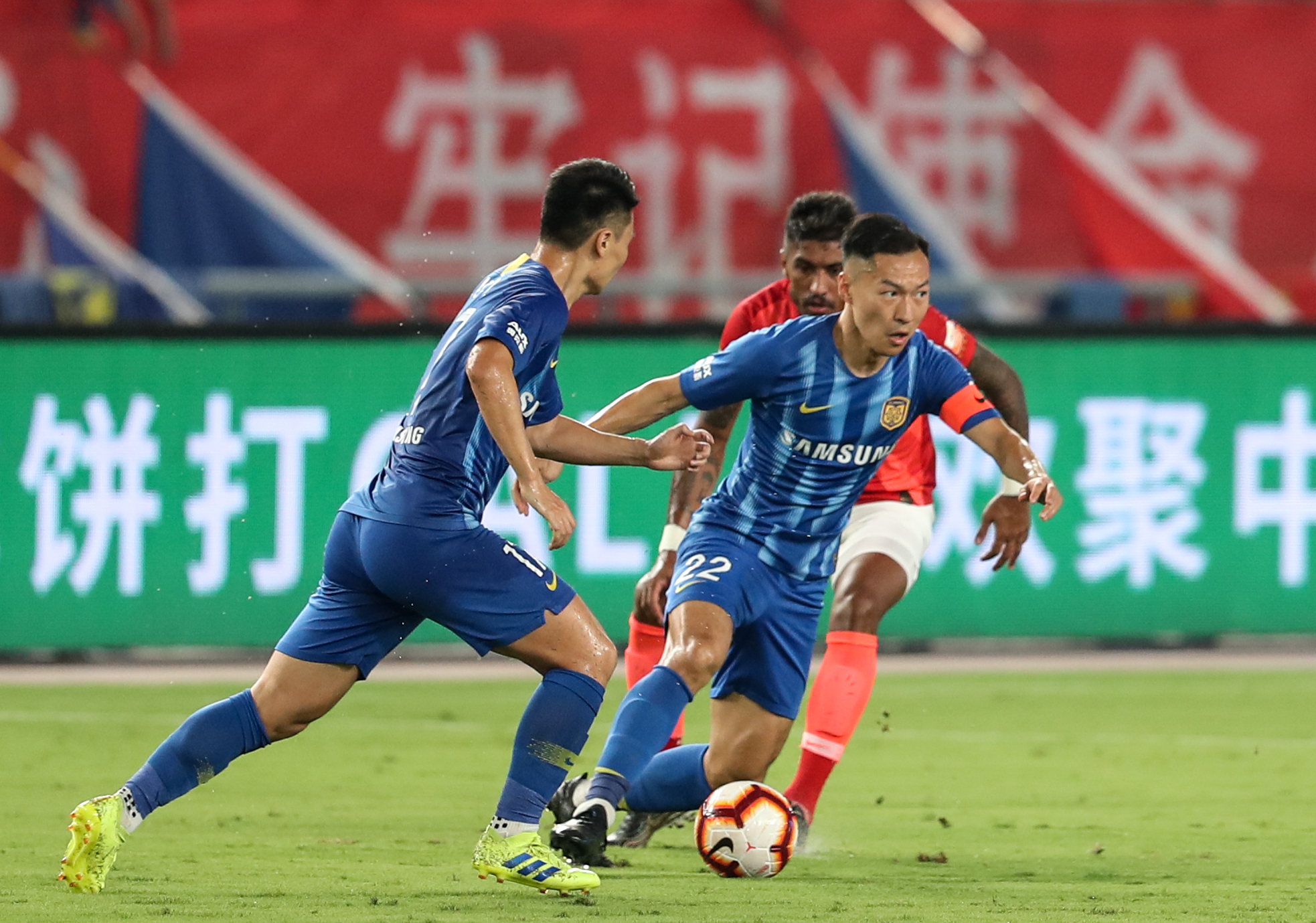 中超联赛苏宁对战鲁能,广州恒大淘宝队对江苏苏宁易购