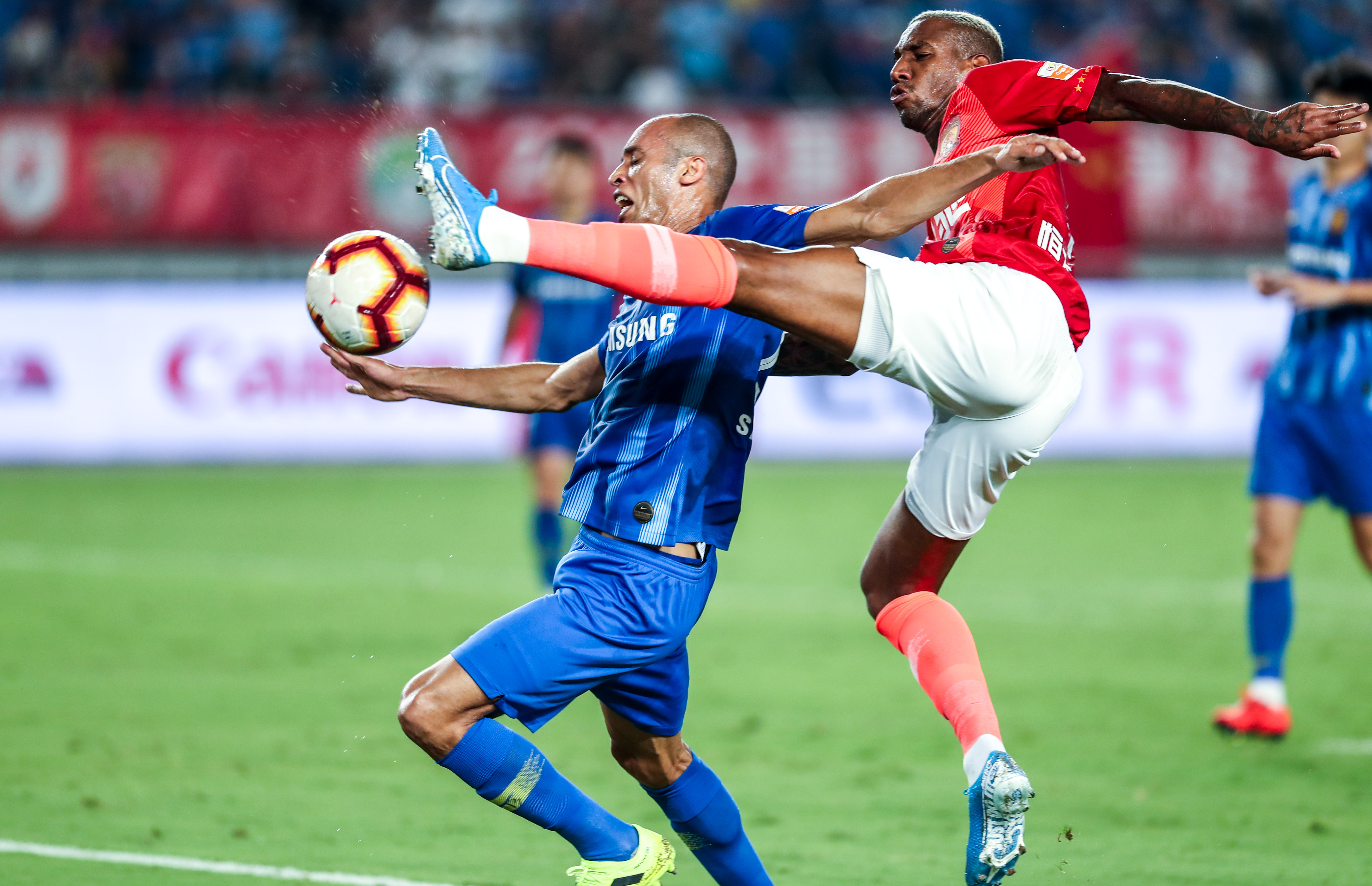 中超联赛苏宁对战鲁能,广州恒大淘宝队对江苏苏宁易购