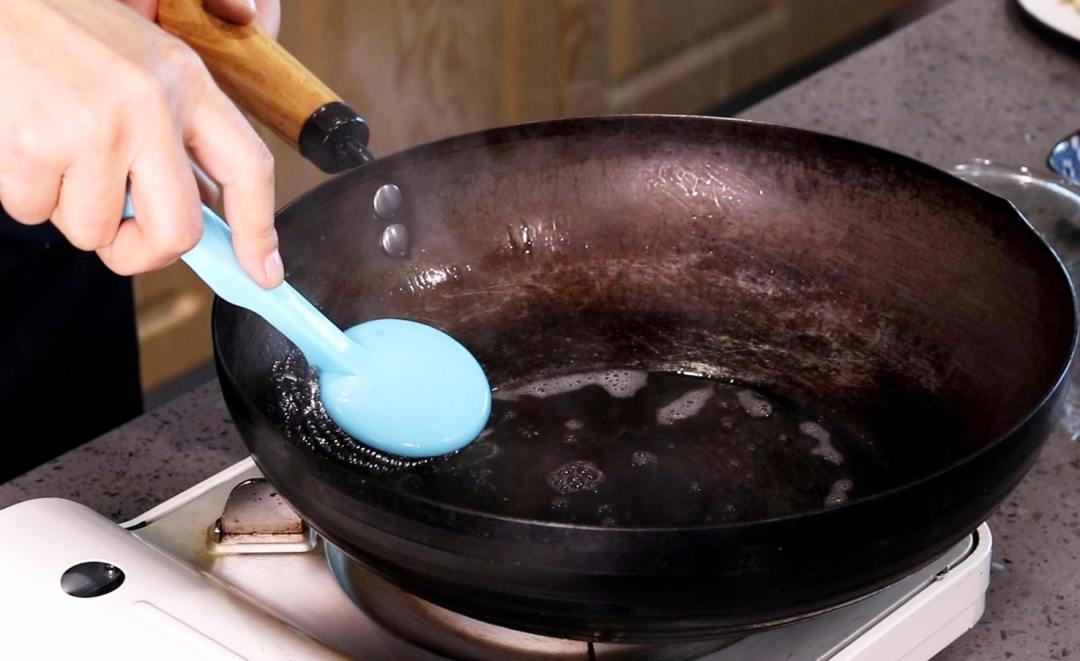 生铁铁锅和熟铁铁锅哪个好,生铁锅平时怎么养护清洗