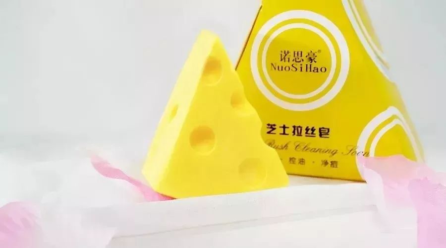 鼻头痘痘爆浆,鼻头痘痘挤出来的白色物质是什么