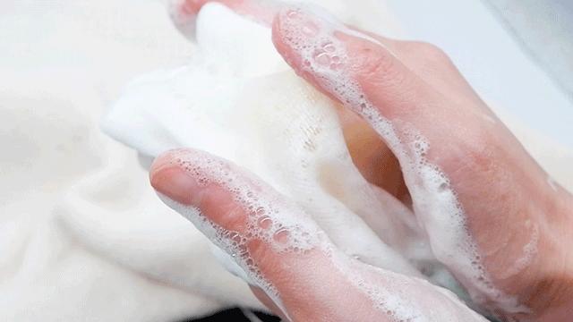 鼻头痘痘爆浆,鼻头痘痘挤出来的白色物质是什么