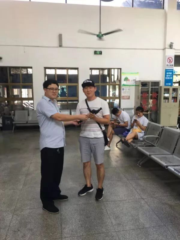 外国游客紧急求助,外国人上火不担心