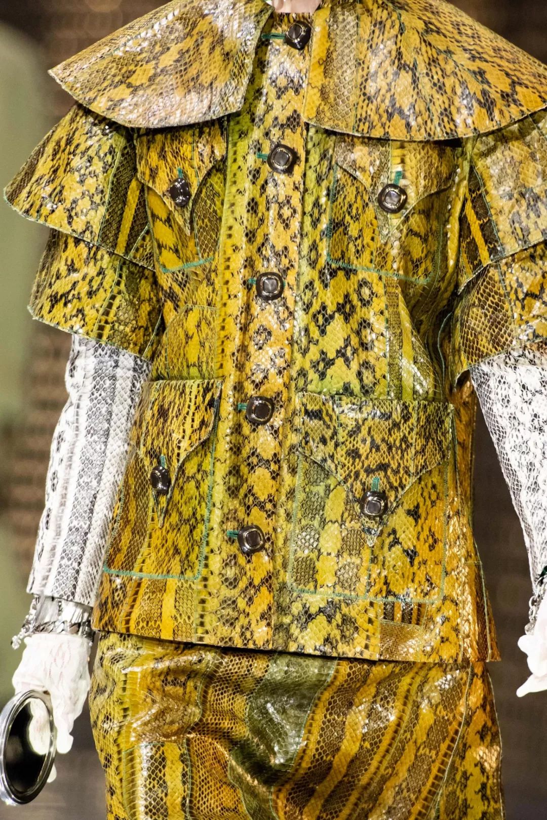 当我们选择极繁主义时装时，是否出于一种不祥的预感？