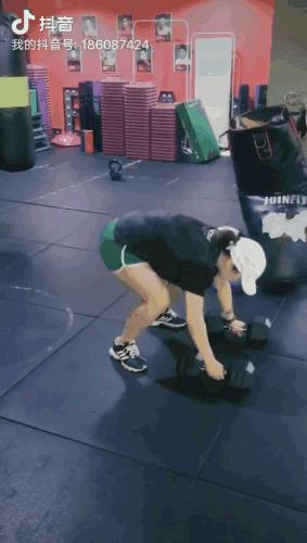 太猛了!杭州37岁孕妈火上抖音!举60斤杠铃,每天跑5公里,预产期当天还在健身房……