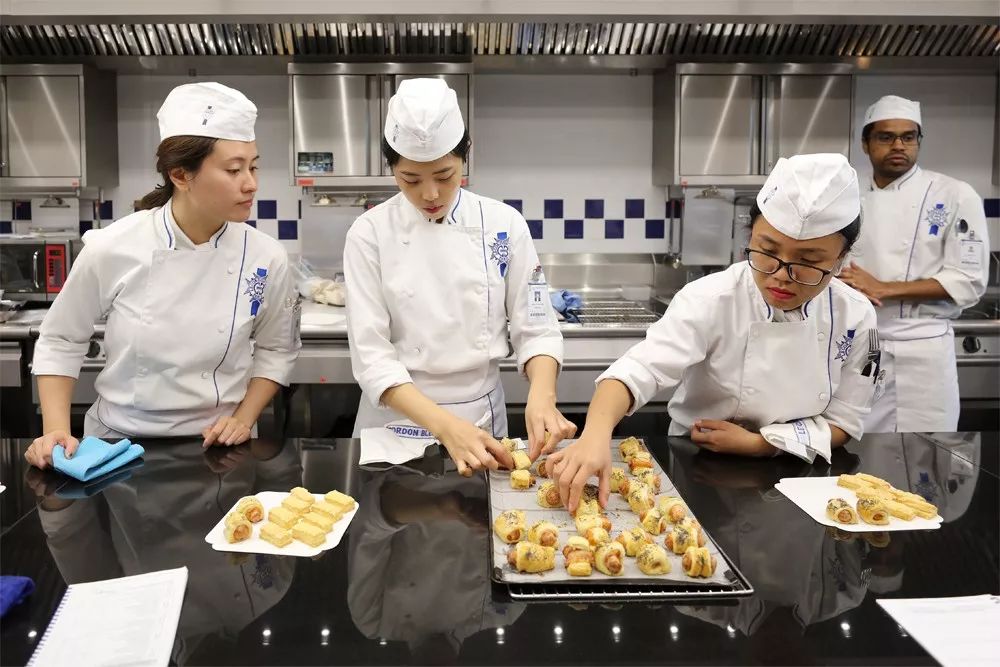 娉曞浗钃濆甫鐑归オ瀛﹂櫌,娉曞浗钃濆甫鍘ㄥ笀瀛︽牎涓浗