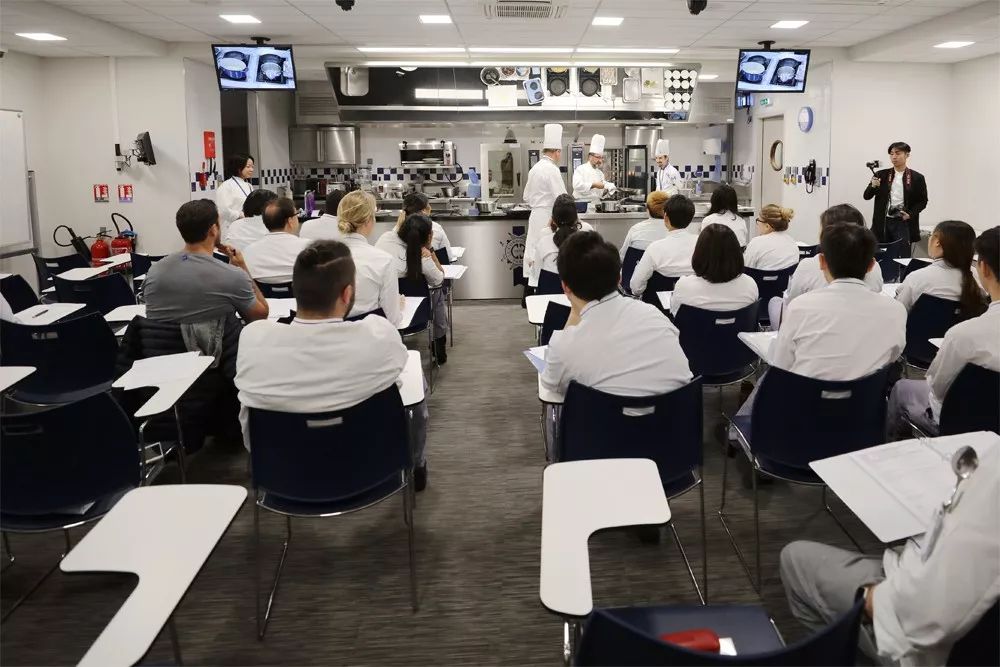 娉曞浗钃濆甫鐑归オ瀛﹂櫌,娉曞浗钃濆甫鍘ㄥ笀瀛︽牎涓浗