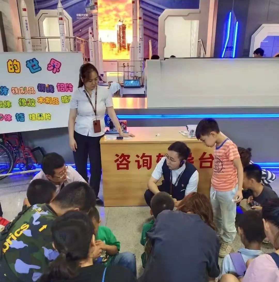 科普日里齐欢乐科技馆里笑声多