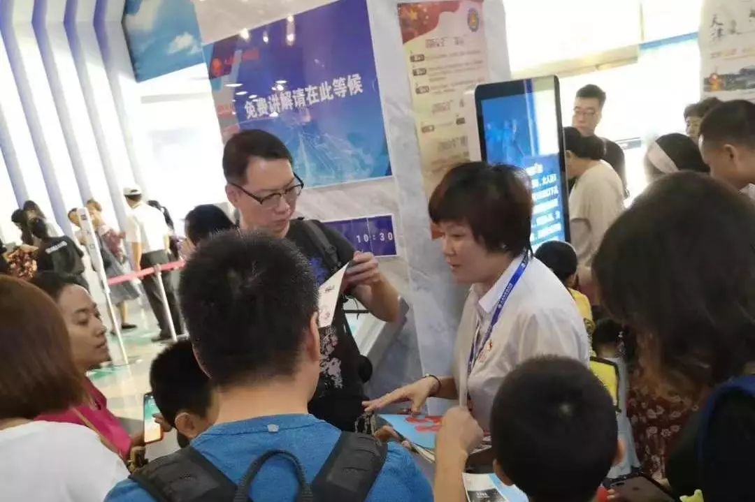 科普日里齐欢乐科技馆里笑声多