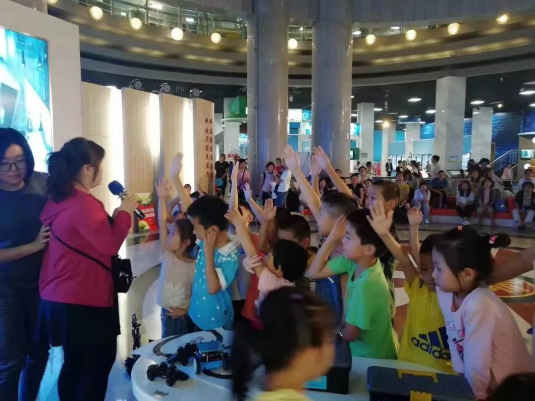 科普日里齐欢乐科技馆里笑声多