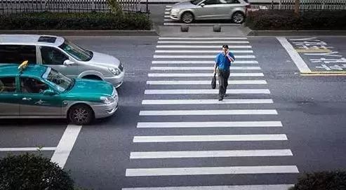 西安抓拍闯红灯视频,西安行人闯红灯抓拍通报