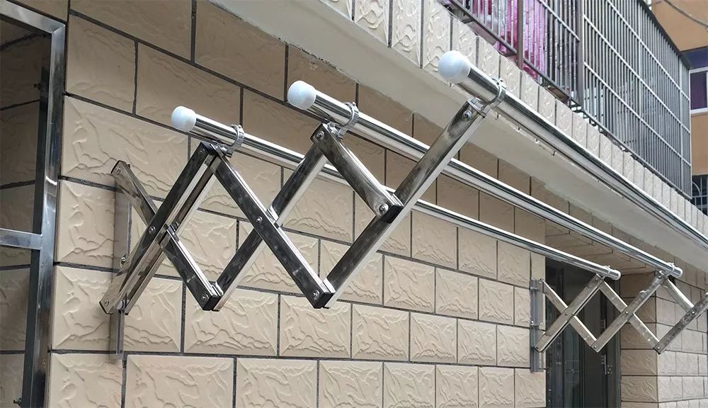 没阳台没飘窗怎么解决晒衣服,阳台晒衣服烘干