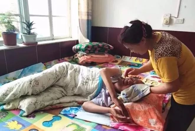 丈夫瘫痪在床妻子守护不离不弃,丈夫瘫痪媳妇不离不弃