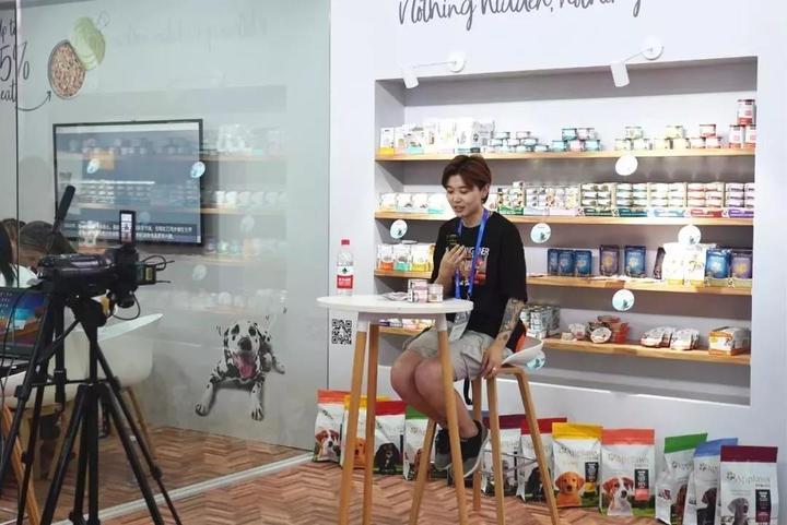 90后美女现场“吃播”宠物餐“宠物鲜食”卖成了直播间爆款