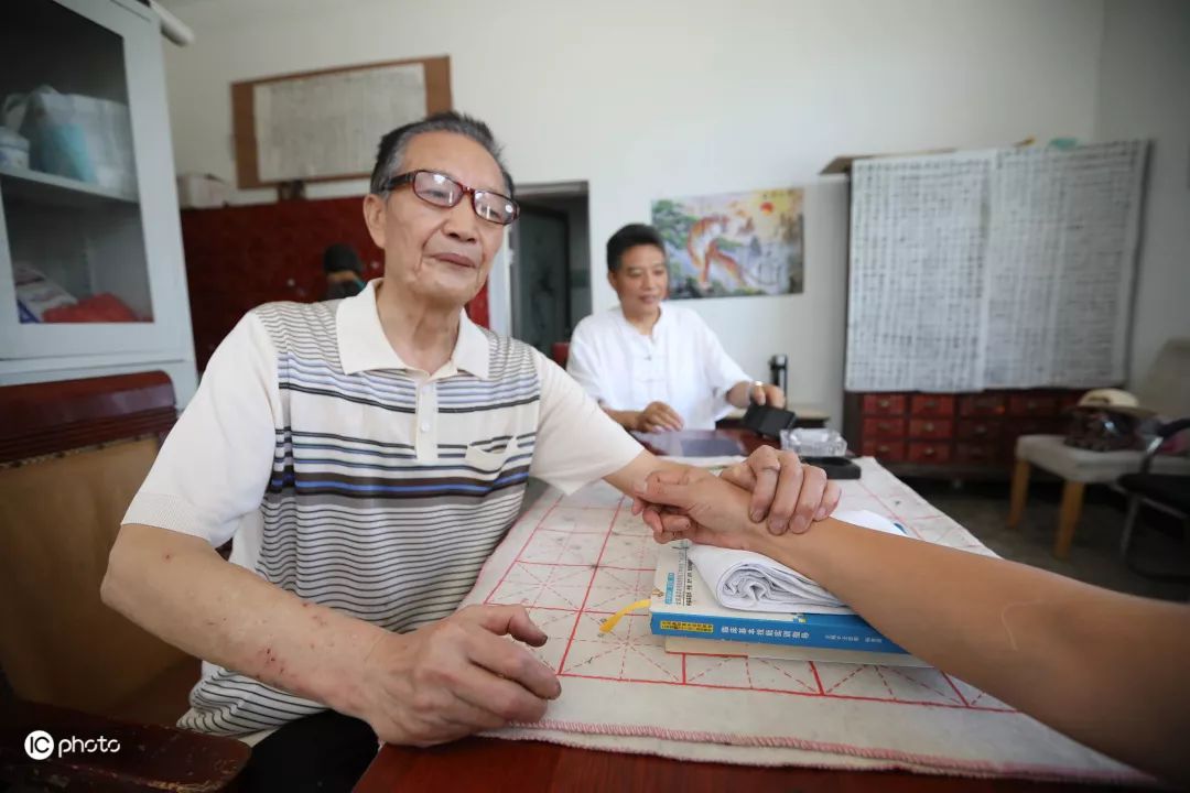 与新中国同岁:他在镇上开了第一家私人诊所|ICphoto