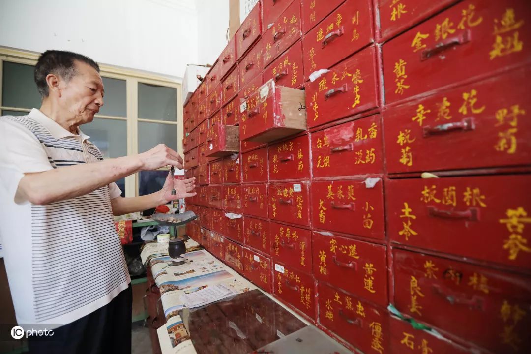 与新中国同岁:他在镇上开了第一家私人诊所|ICphoto