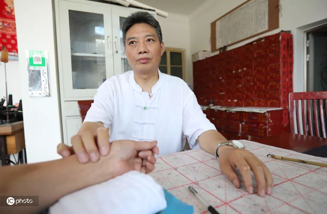 与新中国同岁:他在镇上开了第一家私人诊所|ICphoto