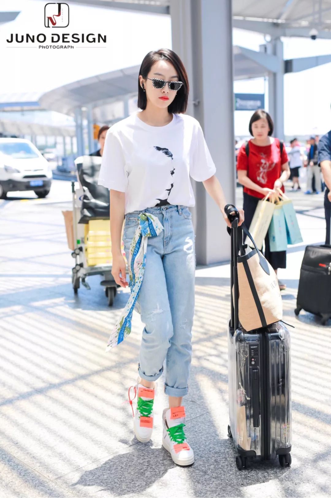 丝巾新系法这样穿美出新高度,秋冬细窄条丝巾的系法大全