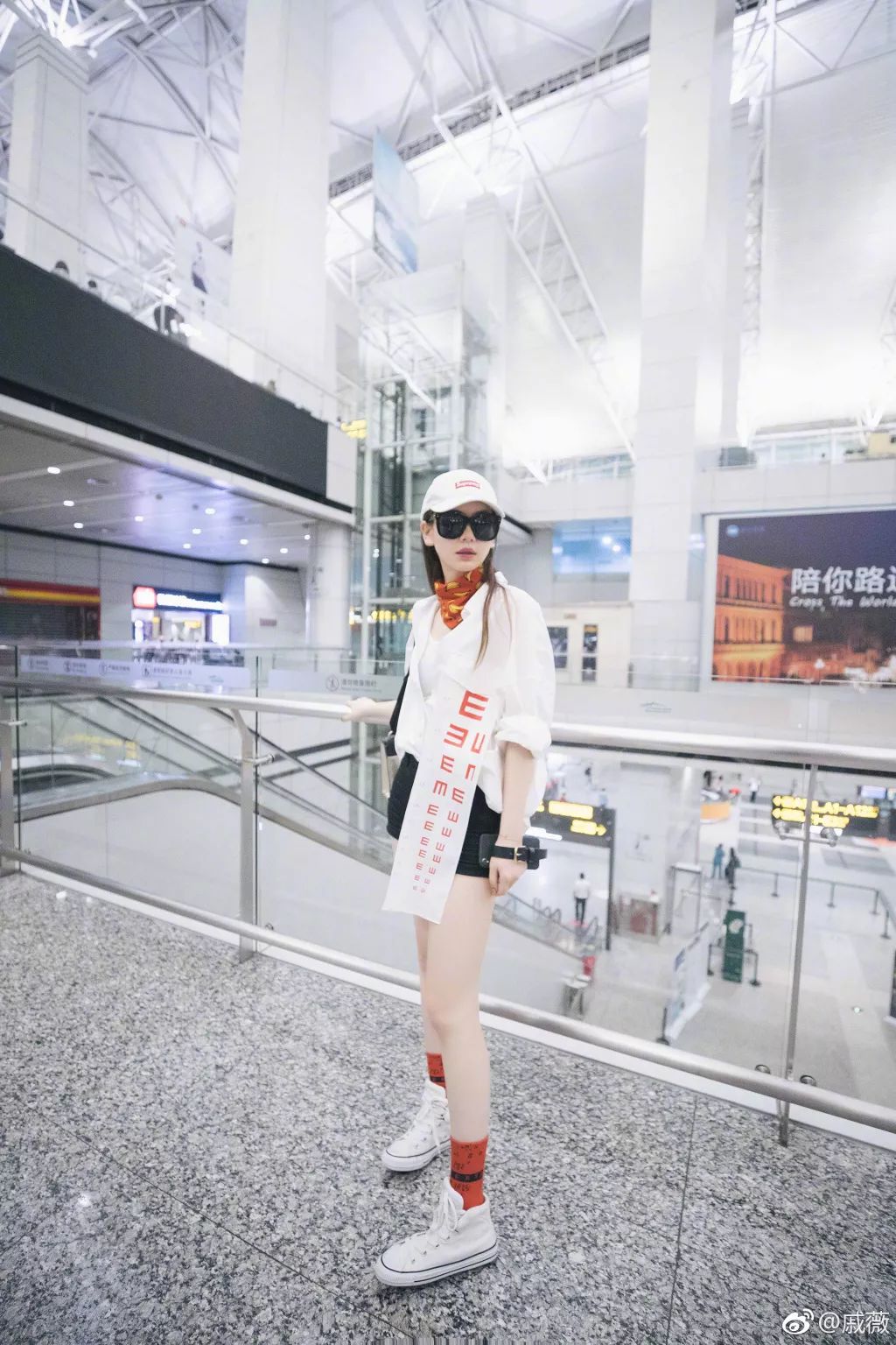 丝巾新系法这样穿美出新高度,秋冬细窄条丝巾的系法大全