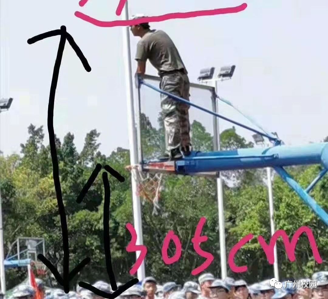 太难了！广东一高校教官爬上篮球架检查新生军姿，你还敢动吗？