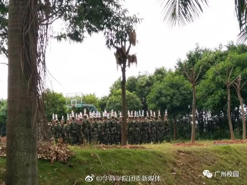 太难了！广东一高校教官爬上篮球架检查新生军姿，你还敢动吗？