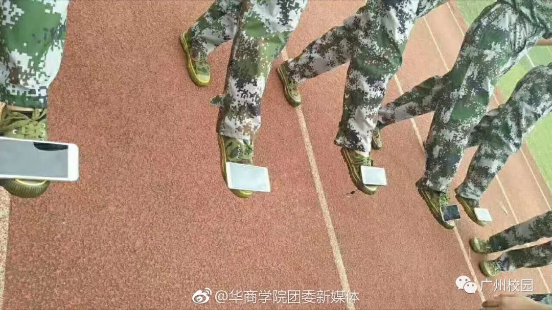 太难了！广东一高校教官爬上篮球架检查新生军姿，你还敢动吗？