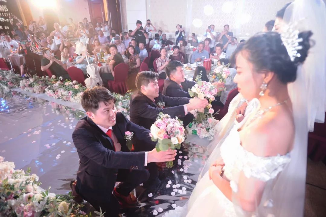 三胞胎十年*考前**进一所大学,高考分数连号!刚刚又同天结婚!又相信缘分了……