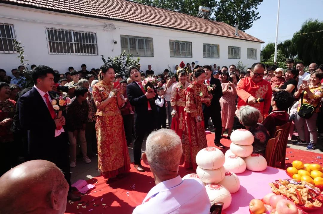 三胞胎十年*考前**进一所大学,高考分数连号!刚刚又同天结婚!又相信缘分了……
