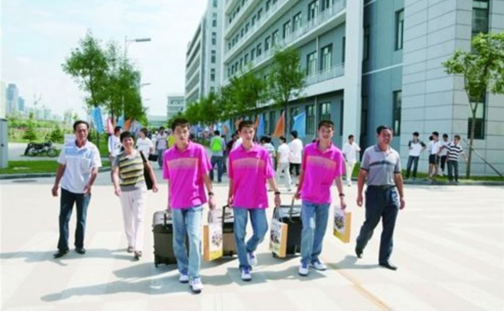 三胞胎十年*考前**进一所大学,高考分数连号!刚刚又同天结婚!又相信缘分了……