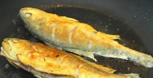 煎鱼时可别直接下油锅记住这3点,煎鱼不粘锅不破皮三种方法
