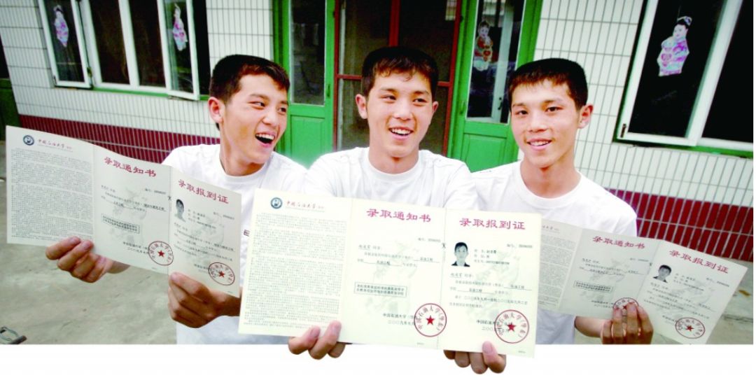 三胞胎十年*考前**进一所大学,高考分数连号!刚刚又同天结婚!又相信缘分了……