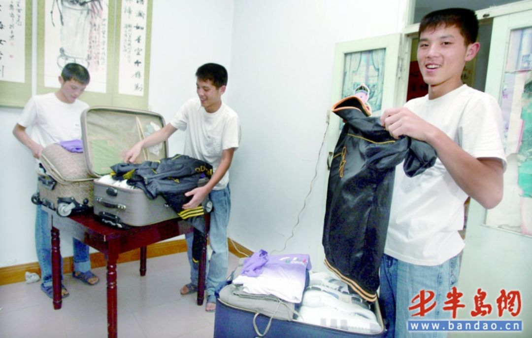 三胞胎十年*考前**进一所大学,高考分数连号!刚刚又同天结婚!又相信缘分了……