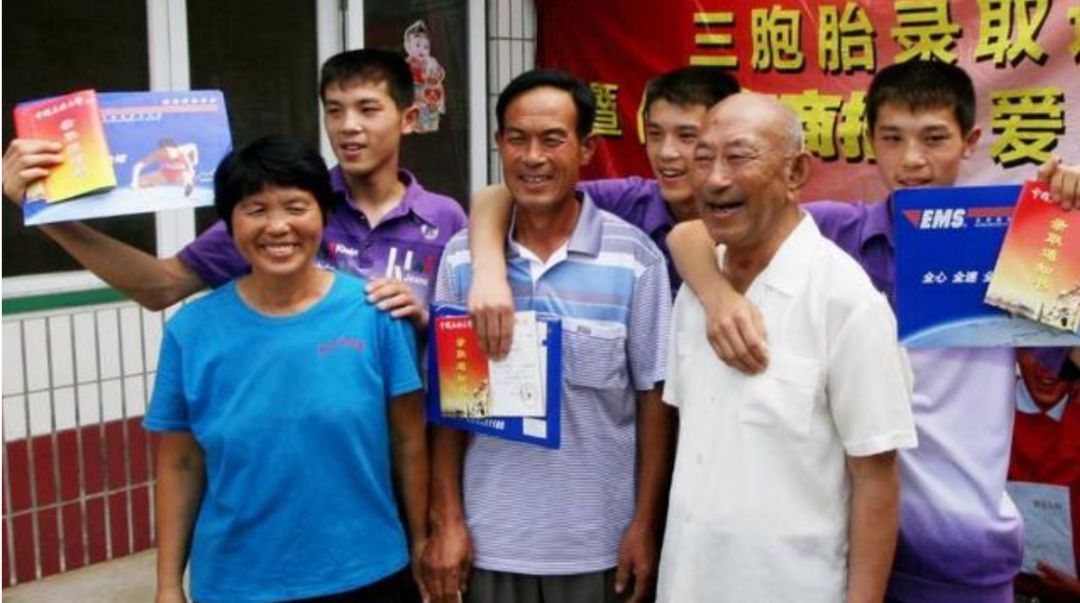 三胞胎十年*考前**进一所大学,高考分数连号!刚刚又同天结婚!又相信缘分了……