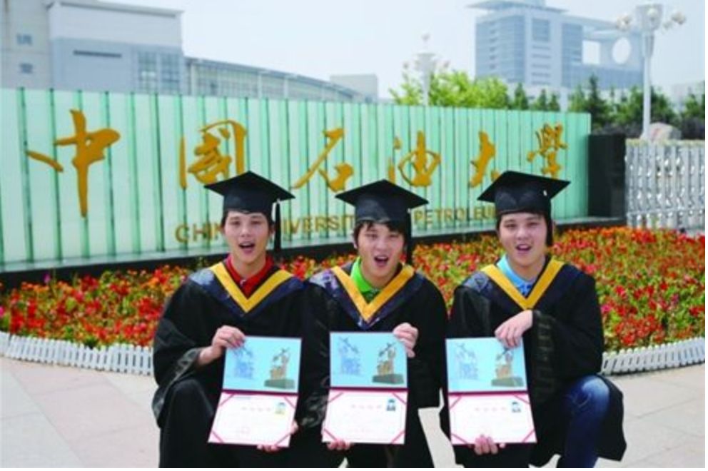 三胞胎十年*考前**进一所大学,高考分数连号!刚刚又同天结婚!又相信缘分了……