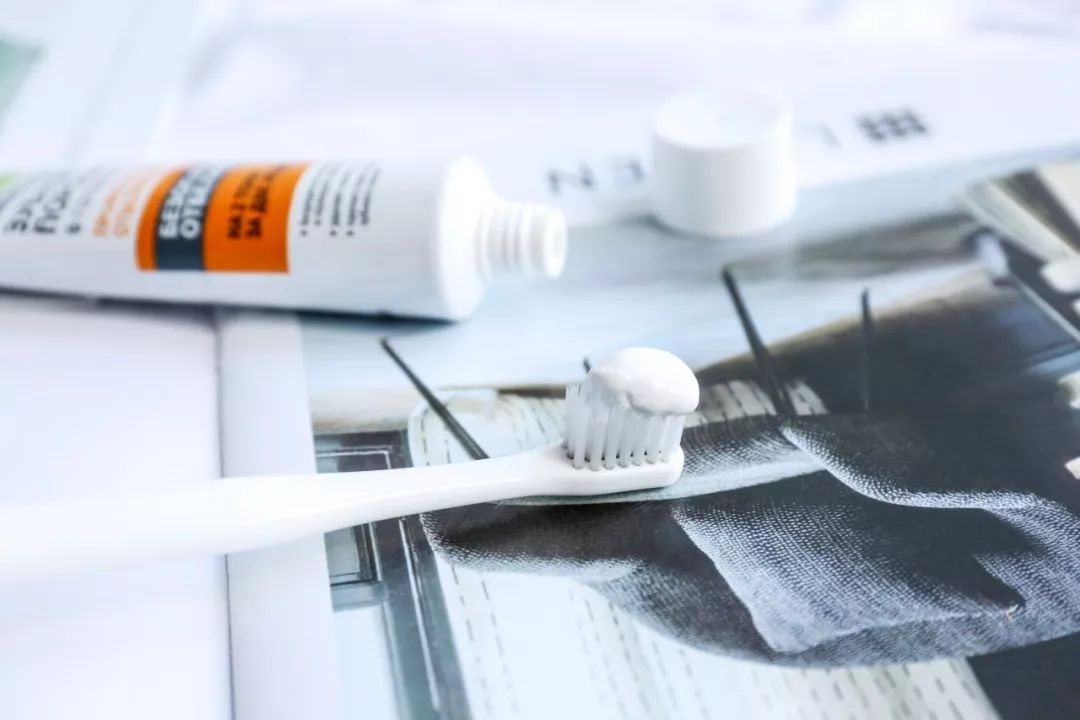 俄罗斯牙膏美白去口臭牙黄,去牙垢黄牙的牙膏测评