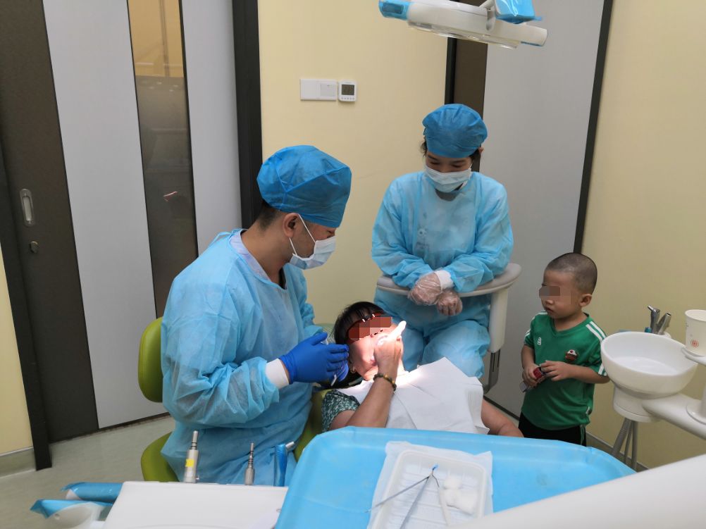 五十多岁牙周炎牙齿掉光怎么办 (26岁牙周炎牙齿掉光)