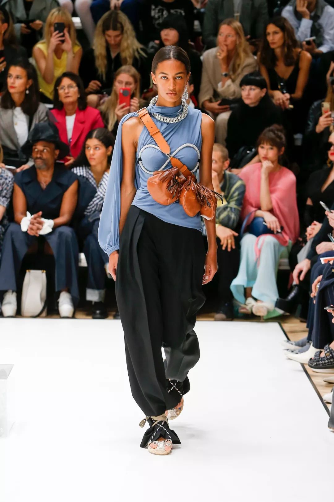 伦敦时装周为什么那么奇葩,伦敦时装秀争议