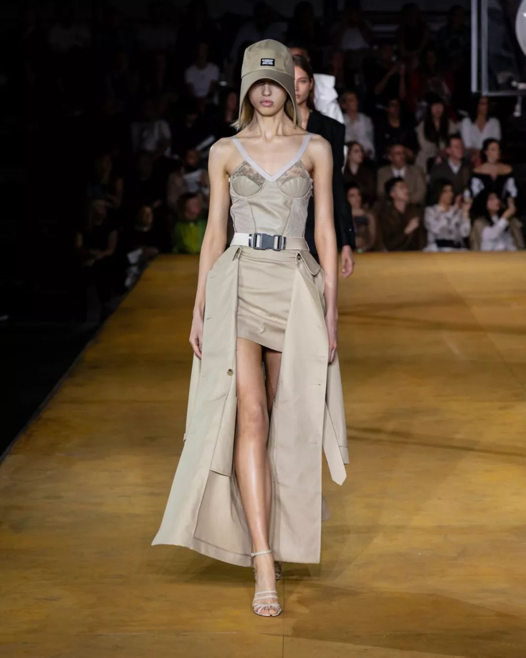 伦敦时装周为什么那么奇葩,伦敦时装秀争议