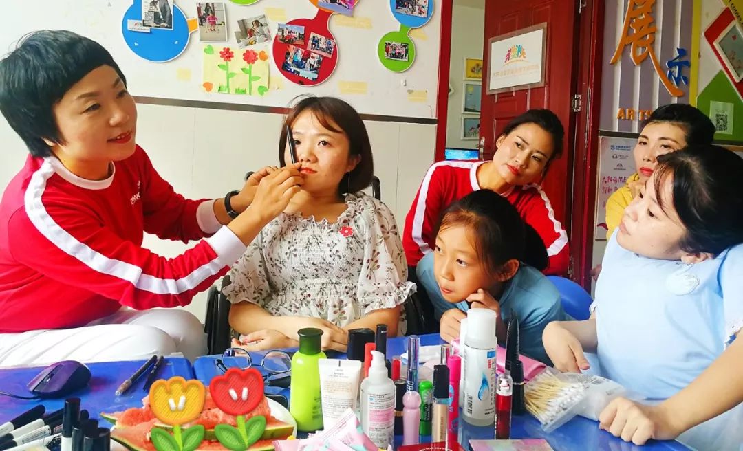 新时代文明实践在武清|瓷娃娃们的“美妆进化论”