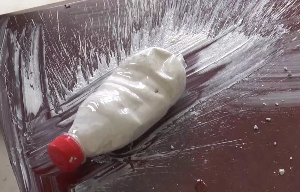 家长注意!多名小孩被炸瞎!随处可见的Ta遇水就会爆炸!