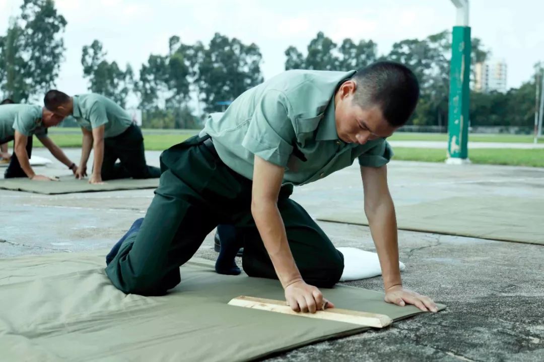 豆腐块叠被技巧,怎么叠军被豆腐块