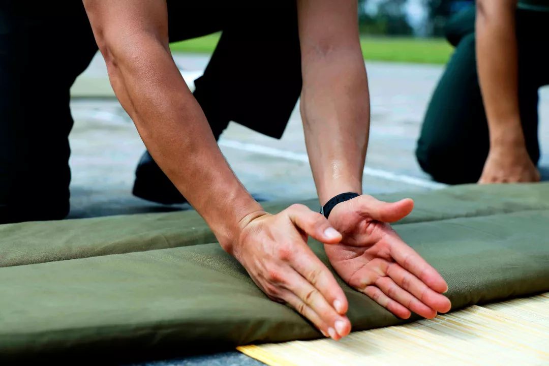 豆腐块叠被技巧,怎么叠军被豆腐块