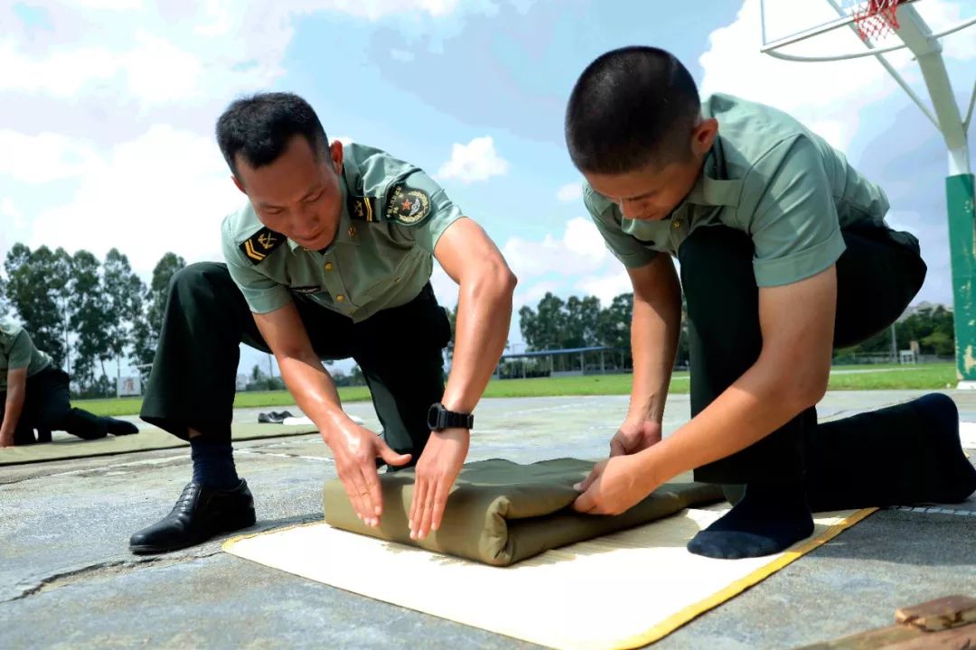 豆腐块叠被技巧,怎么叠军被豆腐块